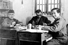 1939年，吴克坚与熊瑾汀（左一）、潘梓年（中）在重庆《新华日报》社办公室