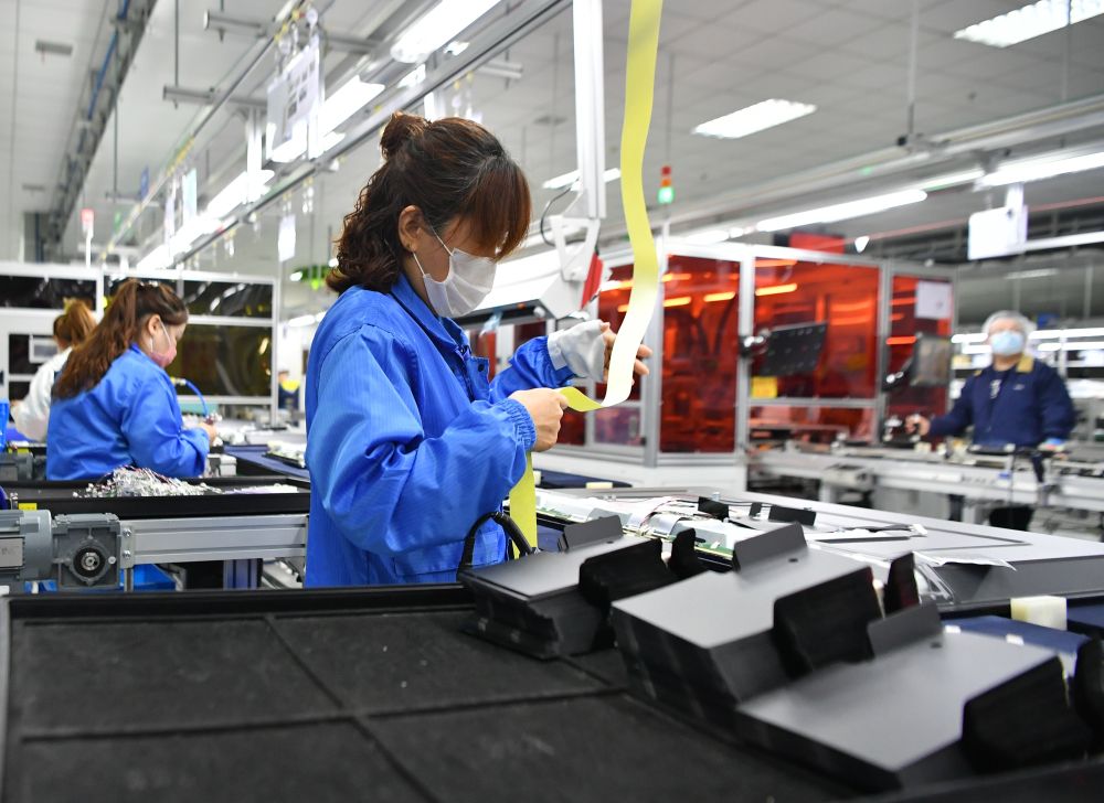 3月25日,工人在位于陕西咸阳的冠捷科技公司工作.